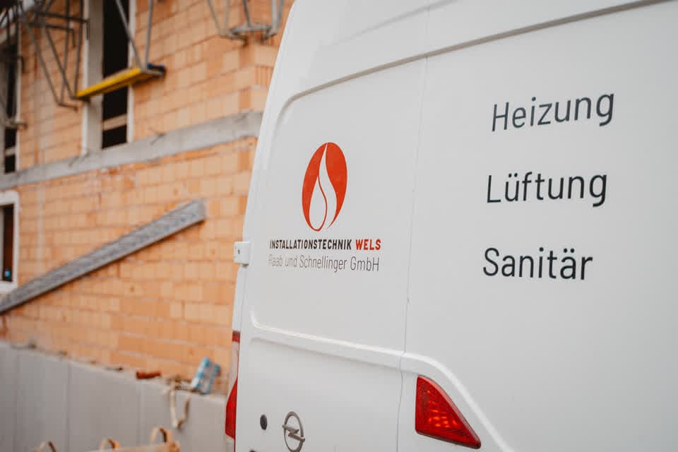 Firmenwagen von Installationstechnik Raab & Schnellinger Wels mit Logo – Heizung, Lüftung, Sanitär